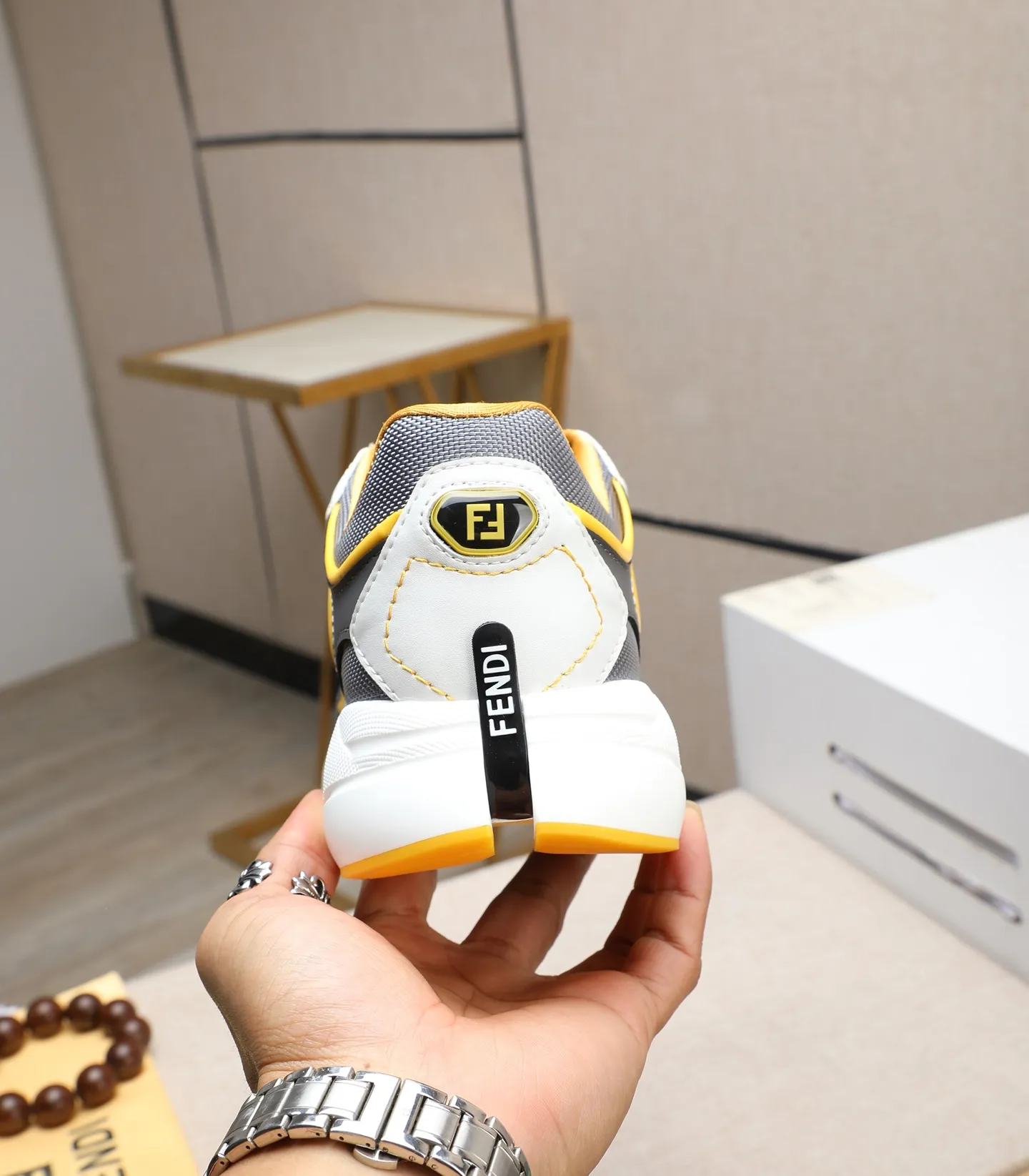 Ex-factory price 760 (high version) [Fendi] Fendi’s latest casual shoes for men! Available at counters simultaneously! A one-to-one replica of the original. Made entirely of imported top-grain calfskin, the interior is made of top-grain water-dyed cowhide, and the original factory-supplied rubber outsole. Leading new fashion concepts. Matching code: 39-44. 38.45 can be customized and cannot be returned or exchanged!